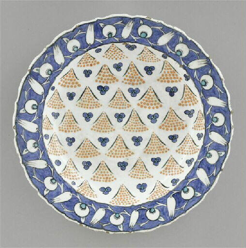Plat à décor de plumeaux et trois sequins_0