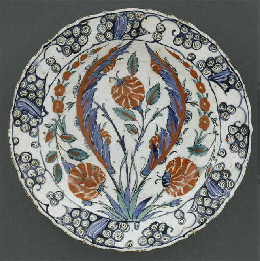 Plat aux roses et aux deux grandes feuilles saz_0