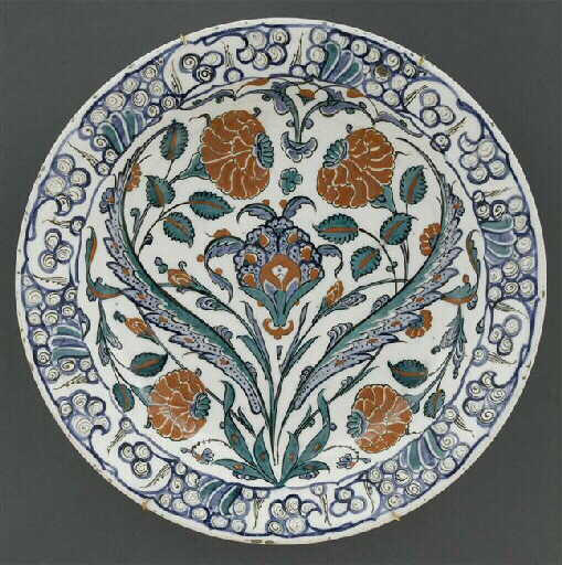 Plat au fleuron entre deux tiges de roses et feuilles saz_0