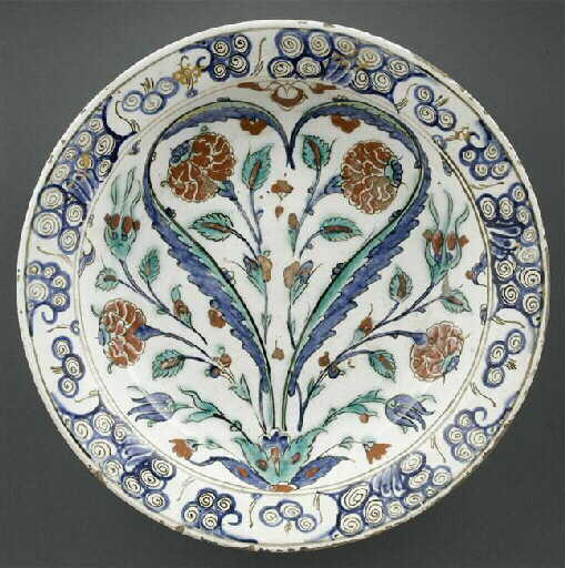 Grand plat au bouquet symétrique_0