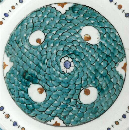 Plat à décor de sequins sur fond d'écailles_0