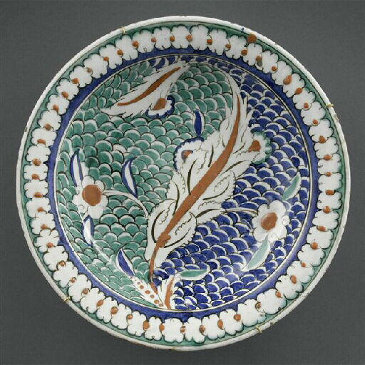 Plat à décor de grande feuilles saz, rosettes et fleurons_0