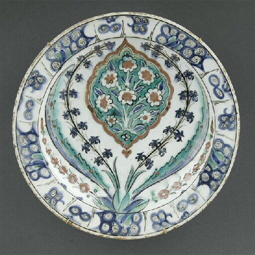 Plat à la grande mandorle festonnée_0
