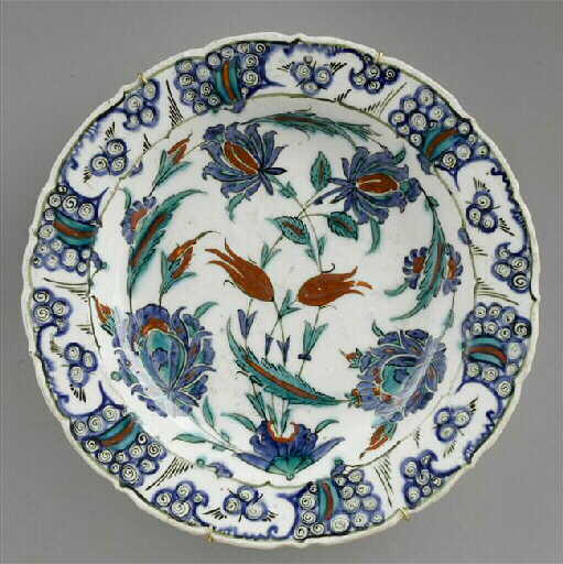 Plat à marli chantourné aux tiges croisées_0