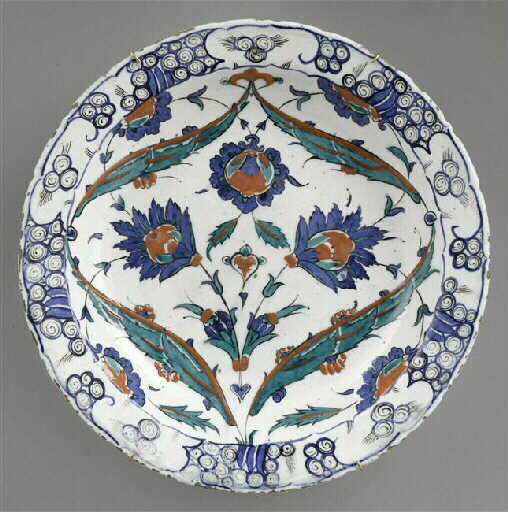 Plat aux trois fleurons et quatre feuilles saz_0