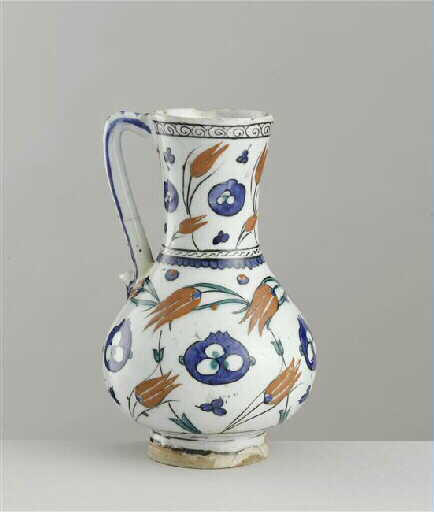 Aiguière à décor de sequins_0