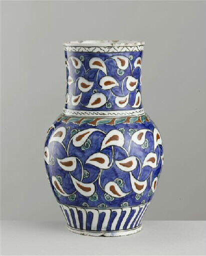 Vase à décor de bouquet à fleurs rouges_0