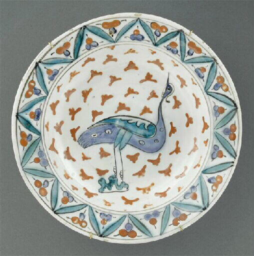 Plat au grand oiseau bleu sur semis de feuille rouge_0
