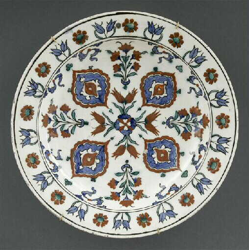 Plat aux quatre médaillons sur fond bleu_0