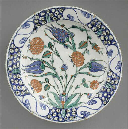 Plat aux trois tulipes bleues et trois roses entrelacées_0