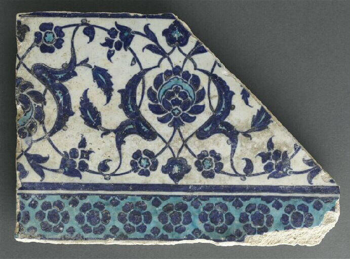 Fragment de bordure à la frise de rosettes sur fond bleu turquoise_0