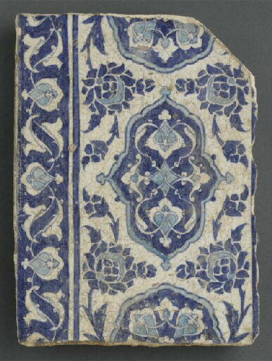 Carreau au cartouche bleu et aux rinceaux fleuronnés_0
