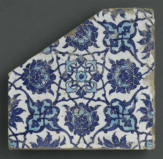 Fragment de carreau de revêtement aux fleurs de lotus_0