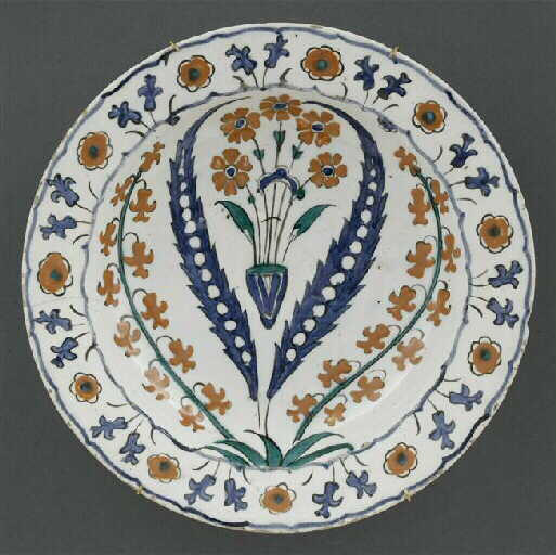 Plat au bouquet entre deux palmes et deux tiges de jacinthes_0