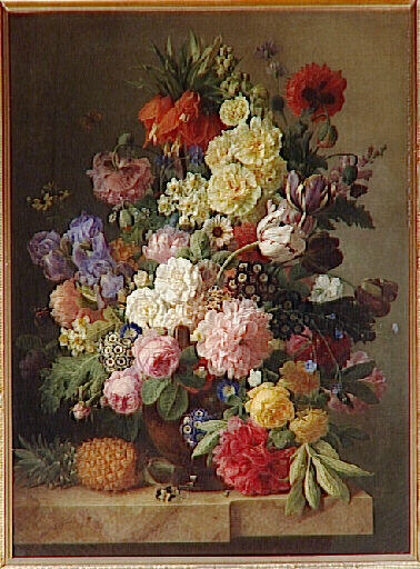 Fleurs sur une console de marbre avec un ananas_0