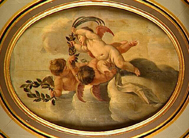 Trois Amours sur des nuages portant des couronnes_0