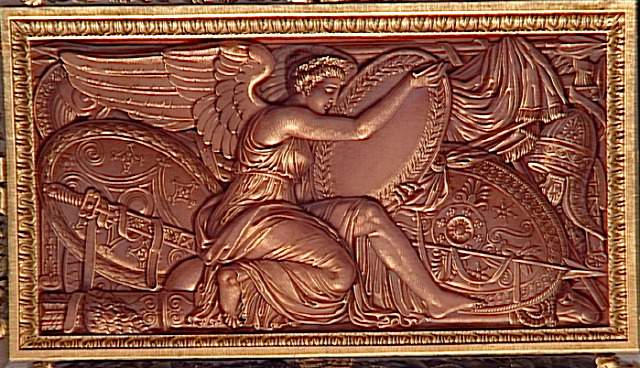 Figure féminine ailée avec trophée_0