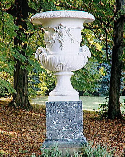 Vase du Printemps, situé dans le parc_0