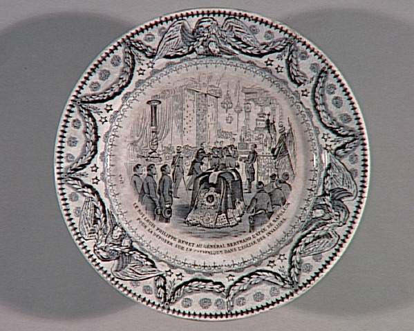Le roi Louis-Philippe remet au général Bertrand l'épée de Napoléon pour la déposer sur le catafalque dans l'église des Invalides (assiette n°12)_0