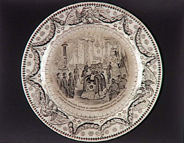 Le roi Louis-Philippe remet au général Bertrand l'épée de Napoléon pour la déposer sur le catafalque dans l'église des Invalides (assiette n°12)_1