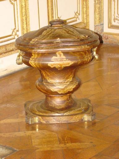 Vase ovale de la garde robe de Louis XV_0
