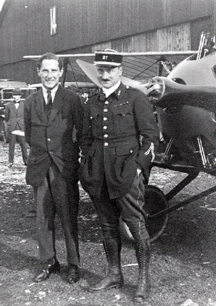 Roland Garros prêt à tester un nouvel avion de chasse, quelques jours avant sa disparition [titre factice], 1918