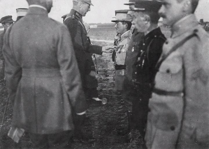 René Fonck décoré par le roi Albert Ier, 1917