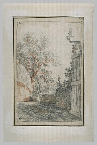 Vue d'une ruelle de village avec une meule et un arbre_0