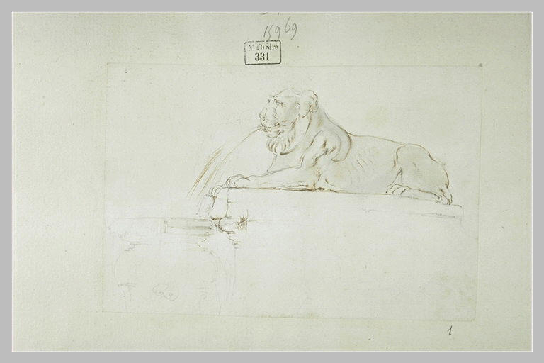 Une fontaine avec un lion crachant de l'eau dans une vasque_0