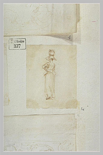 Une femme, portant un panier sur la tête, vue de dos_0