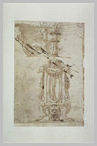 Motif sculpté avec chimère, base sculptée avec têtes de bélier et mascarons_0
