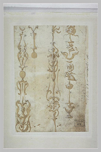 Quatre motifs décoratifs verticaux_0