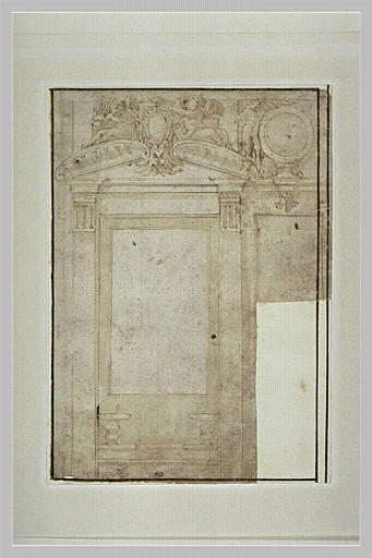 Encadrement de fenêtre avec fronton surmonté d'un écusson_0