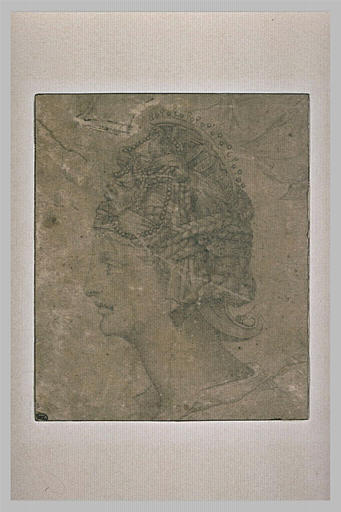 Tête de femme avec coiffure maniérée, vue de profil vers la gauche_0