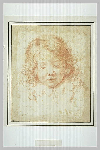 Buste d'enfant vu de face regardant en bas_0
