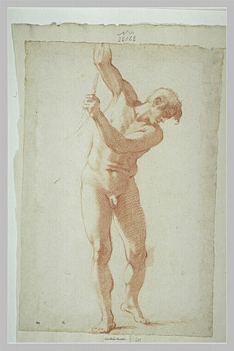 Homme nu, debout, les bras levés, regardant en bas, vers la droite_0