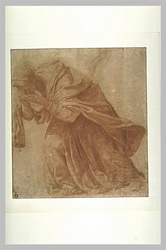 Femme drapée, penchée en avant, les mains devant ses yeux_0