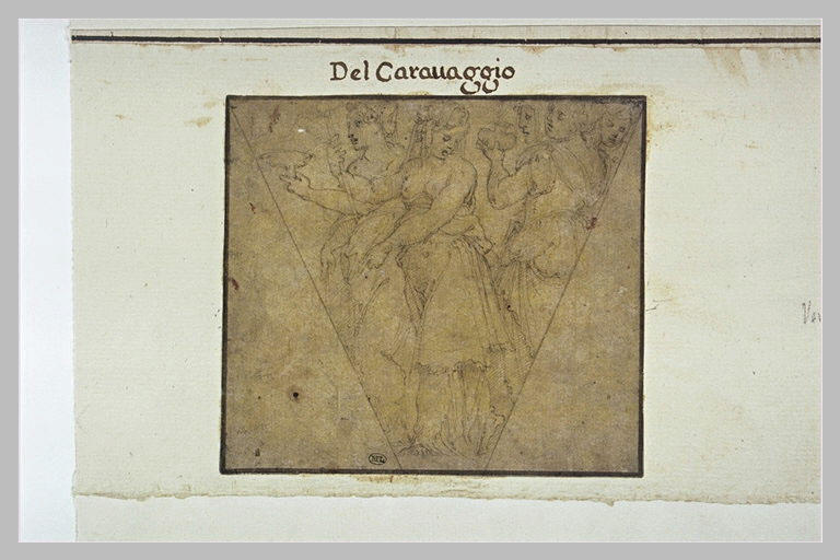 Femmes drapées, debout, portant des coupes_0