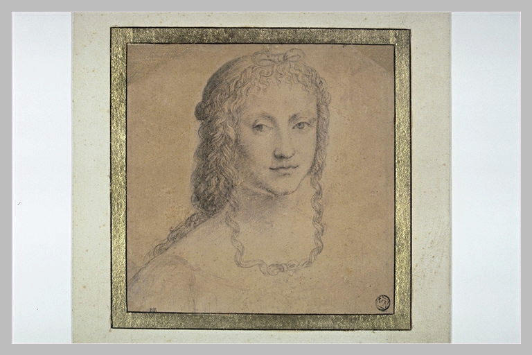 Tête de jeune femme, de face, deux mèches de cheveux nouées en collier_0
