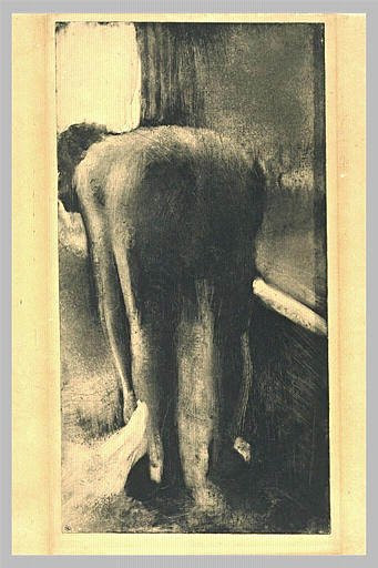 Femme s'essuyant les pieds, près de sa baignoire_0