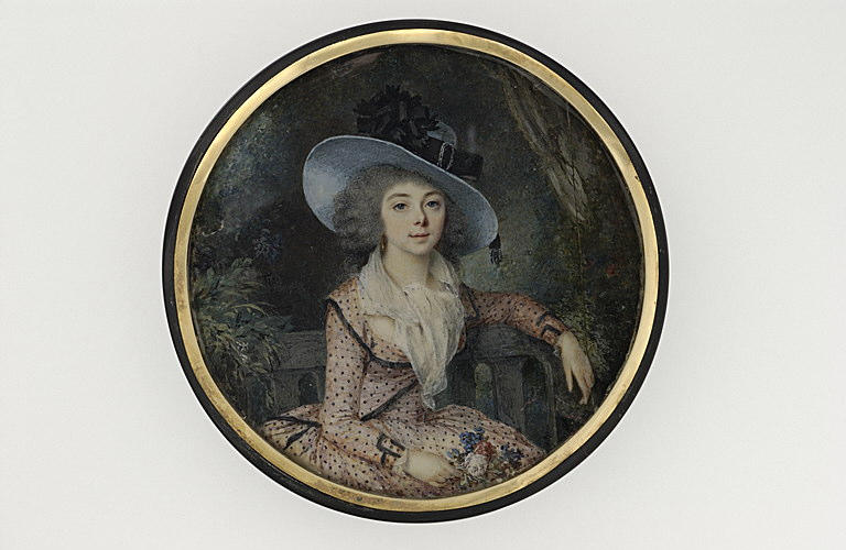 Jeune femme assise sur un banc_0