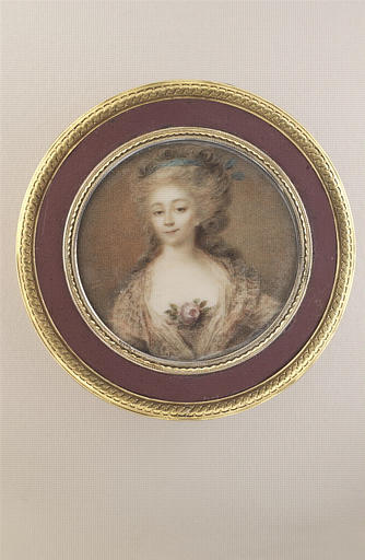 Jeune femme avec une rose au corsage_0