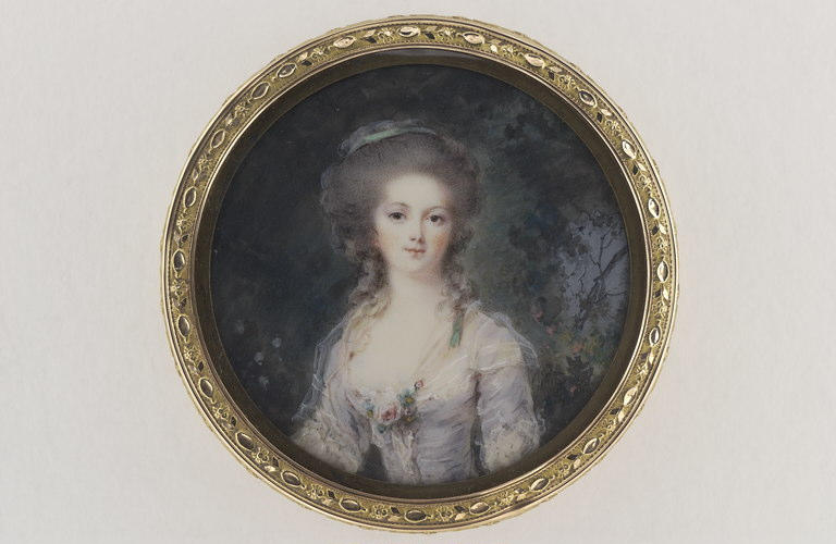 Jeune femme en corsage mauve_0