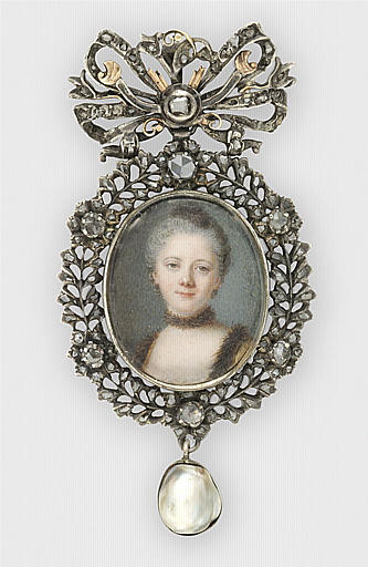Portrait de jeune femme avec un collier de fourrure_0