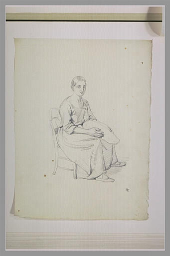 Femme assise sur une chaise, tenant un plat sur ses genoux_0