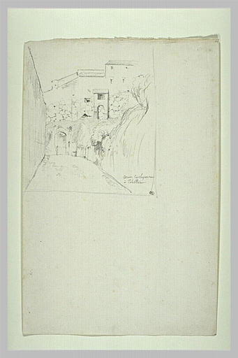 Cour entourée de murailles et de constructions_0