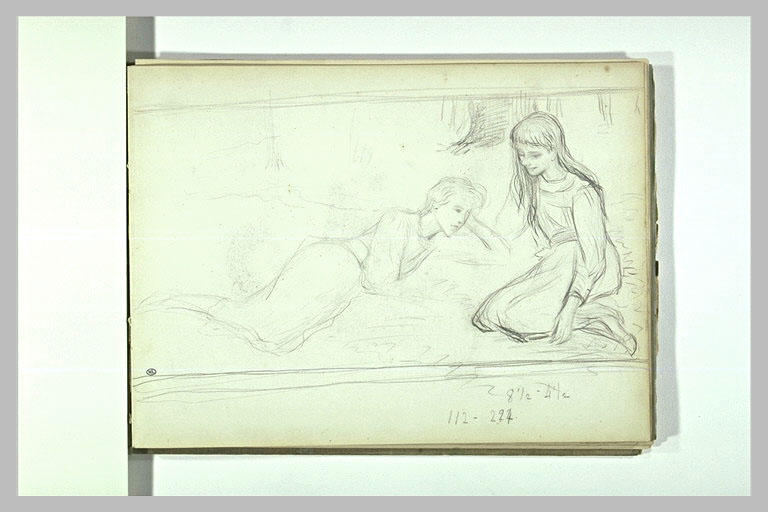 Fillette assise, et fillette allongée sur l'herbe dans un jardin_0