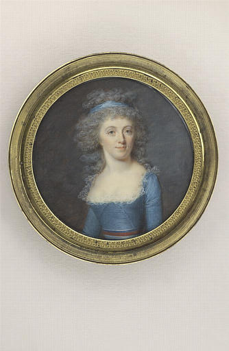 Portrait de femme, vêtue d'une robe, bleue et ceinture tricolore_0