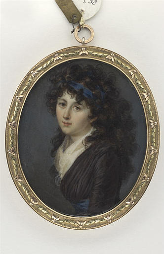 Portrait de jeune femme, avec une robe aubergine_0