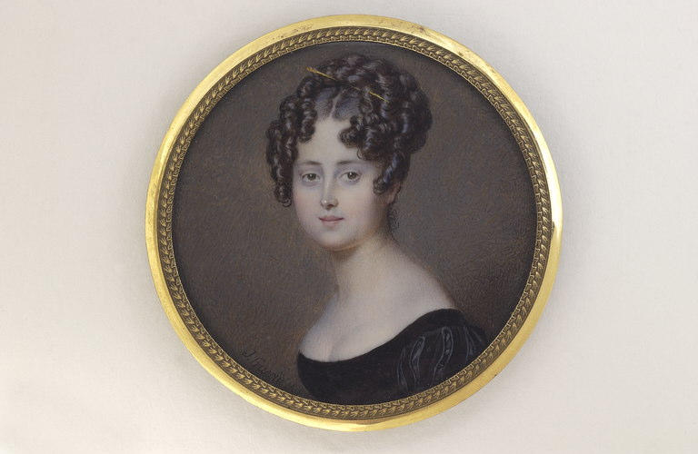 Portrait de femme, en buste, portant une robe noire à manches bouffantes_0